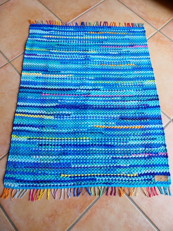 Tapis tissé en t-shirts coton recyclésTapis tissé en t-shirts coton recyclés Métier d'Antan: Tapis tissé en t-shirts recyclés