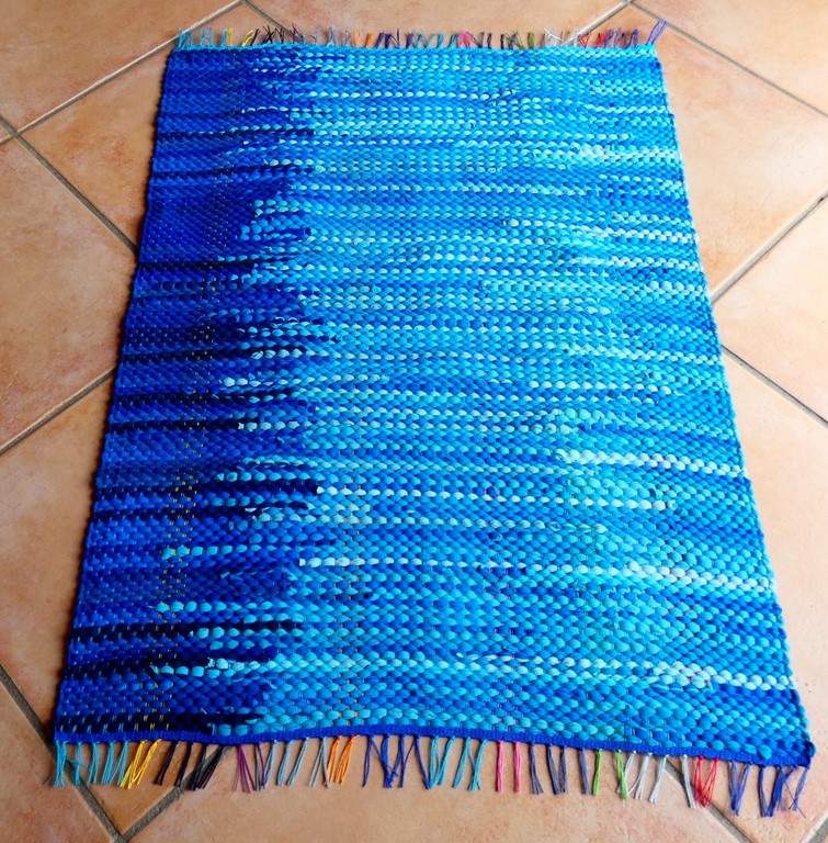Tapis tissé en jeans recyclés Métier d'Antan: Tapis tissé en jeans recyclés