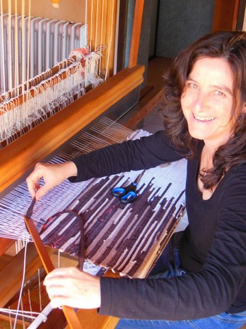 Métier d'Antan: tissage en cours d'un tapis en t-shirts recyclés