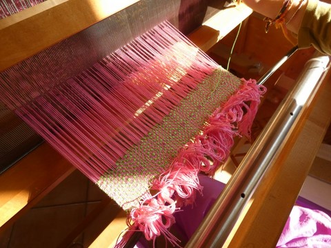 Métier d'Antan: tissage en coton sur métier à tisser à manettes